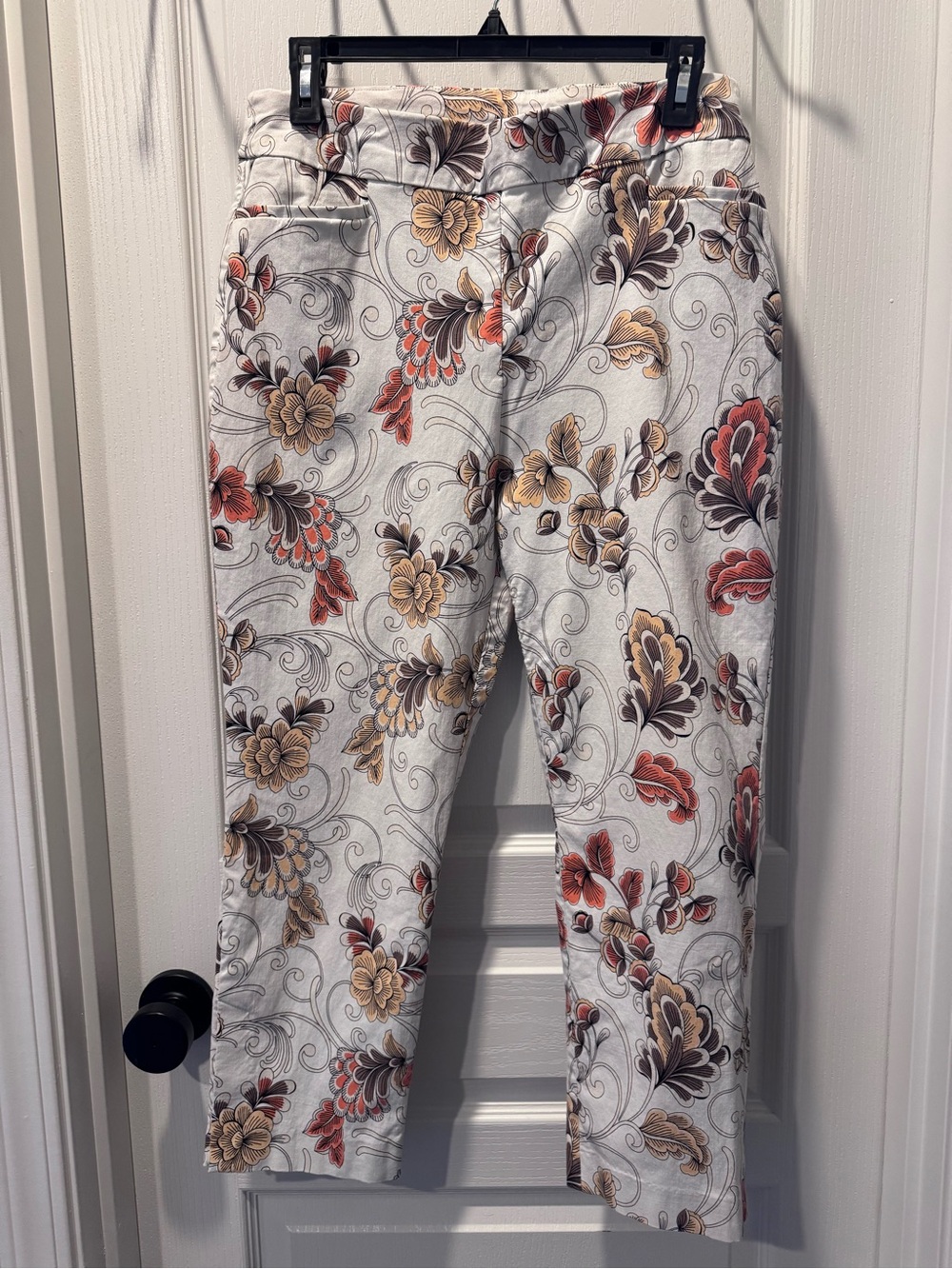 Chico's Floral Capris in Cream, Tan, Red, Brown. Chicos SZ 1.5 (8-10)